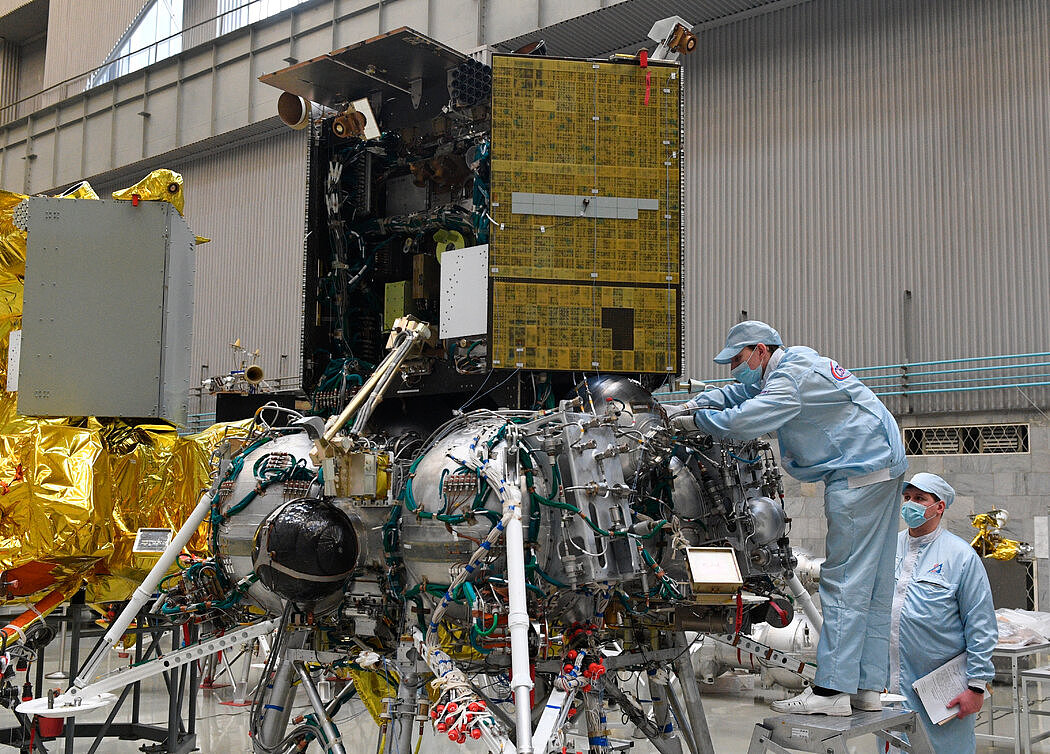 今年3月在莫斯科，工作人员在准备月球25号着陆器。