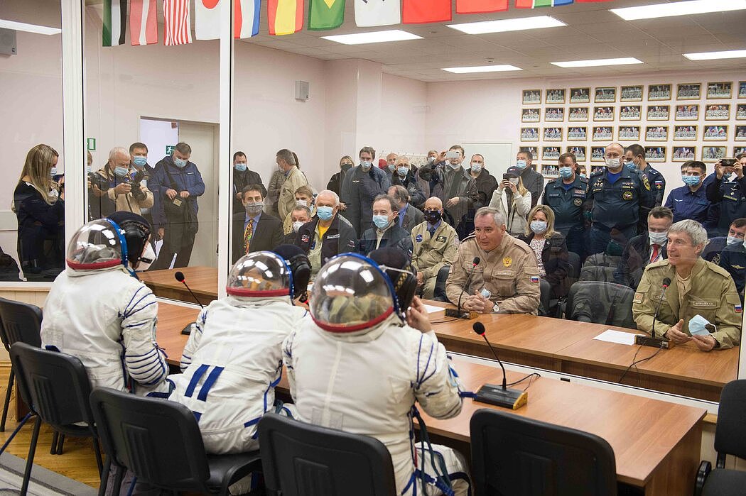 去年10月，俄罗斯航天局局长德米特里·O·罗戈津（中）在宇航员前往国际空间站之前与他们交谈。