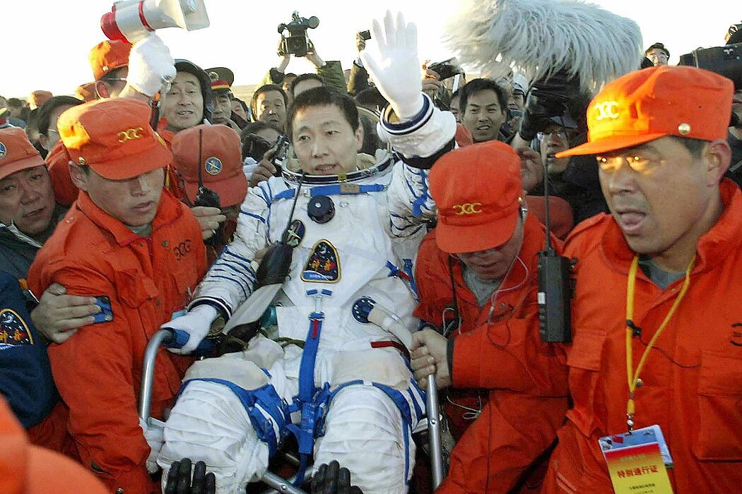 2003年10月，完成中国首次载人航天任务后，杨利伟从落在内蒙古的神舟五号太空舱中现身。