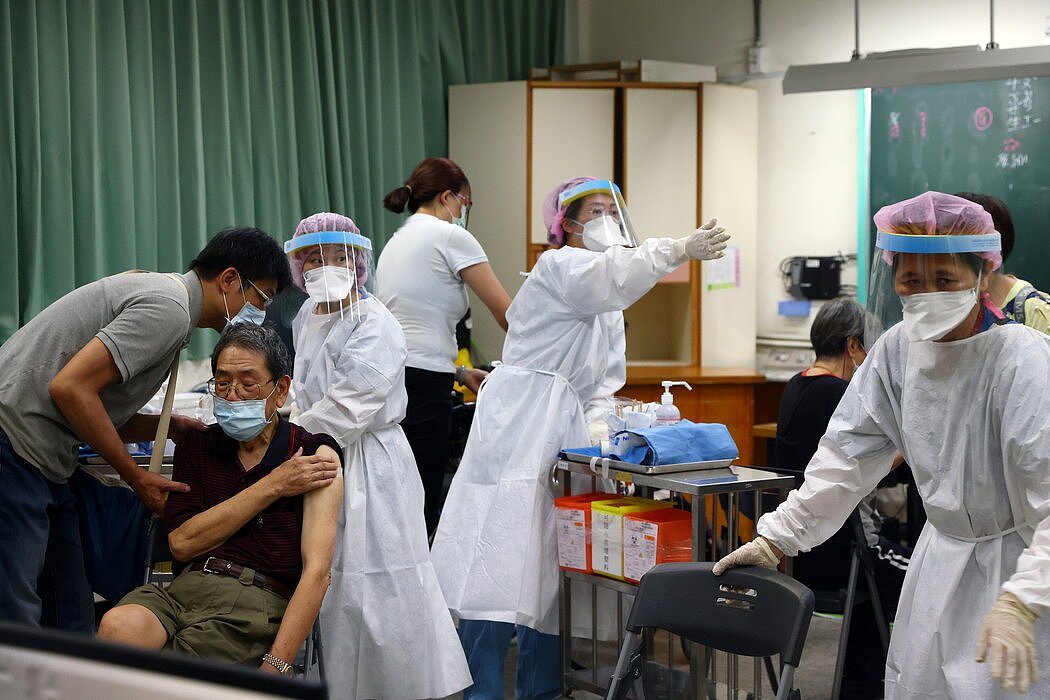 本月，医务人员在台湾台北市一所学校为民众接种疫苗。