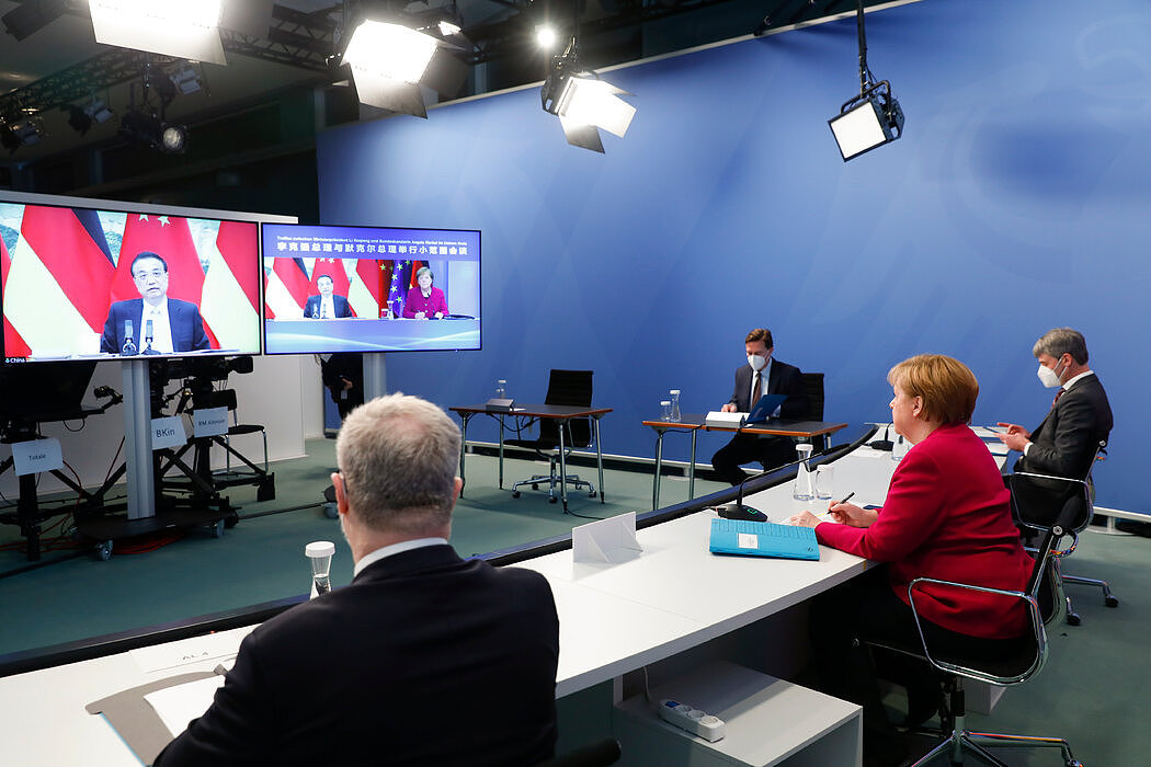 4月，德国首相安格拉·默克尔与中国总理李克强（屏幕中）参加视频会议。