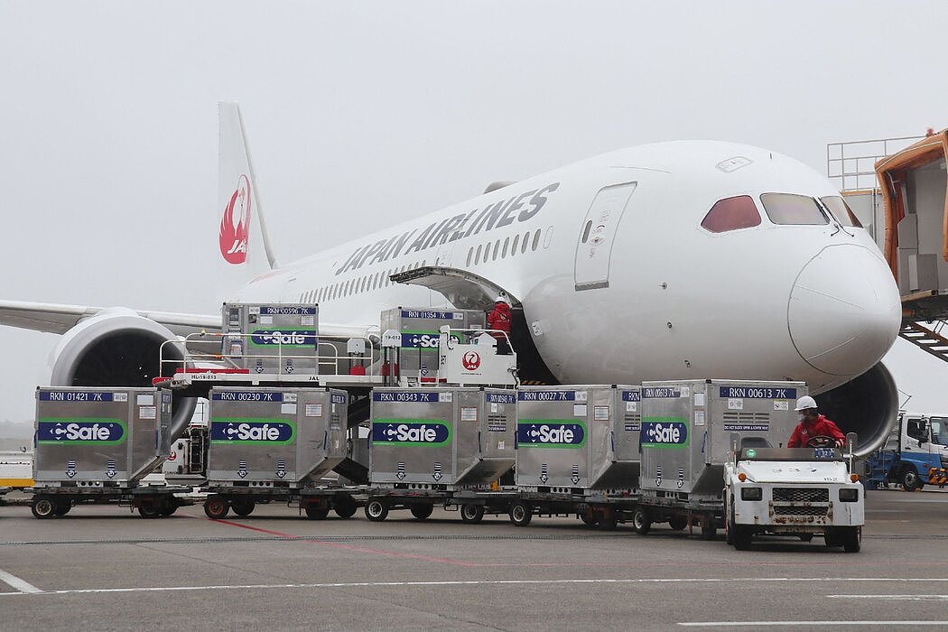 本月，日本政府向台湾捐赠的阿斯利康疫苗正在成田机场装机。