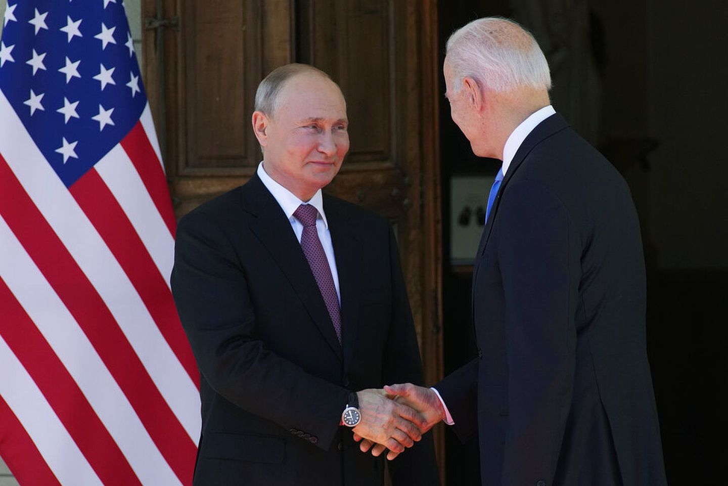 6月16日，俄罗斯总统普京和美国总统拜登在瑞士日内瓦的一栋别墅外会见记者，握手合影。（AP）