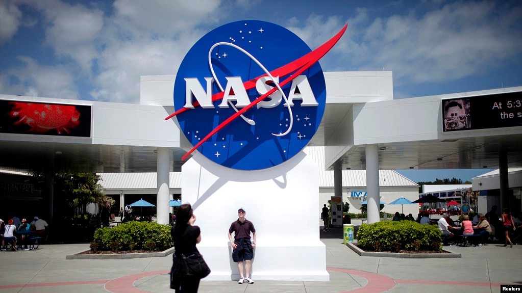 资料照片：游客在美国国家航空航天中心位于佛罗里达州卡纳维拉尔角的肯尼迪航天中心拍照。