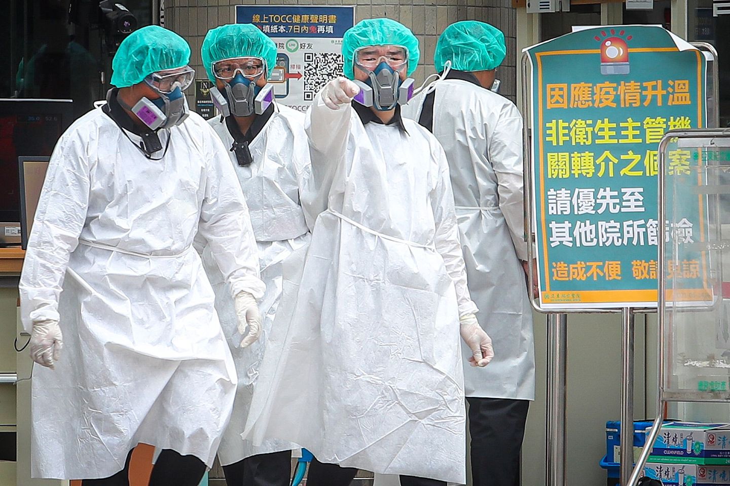新北市板桥区亚东医院爆发院内传染案件，亚东医院表示，共有7人确诊。（中央社）