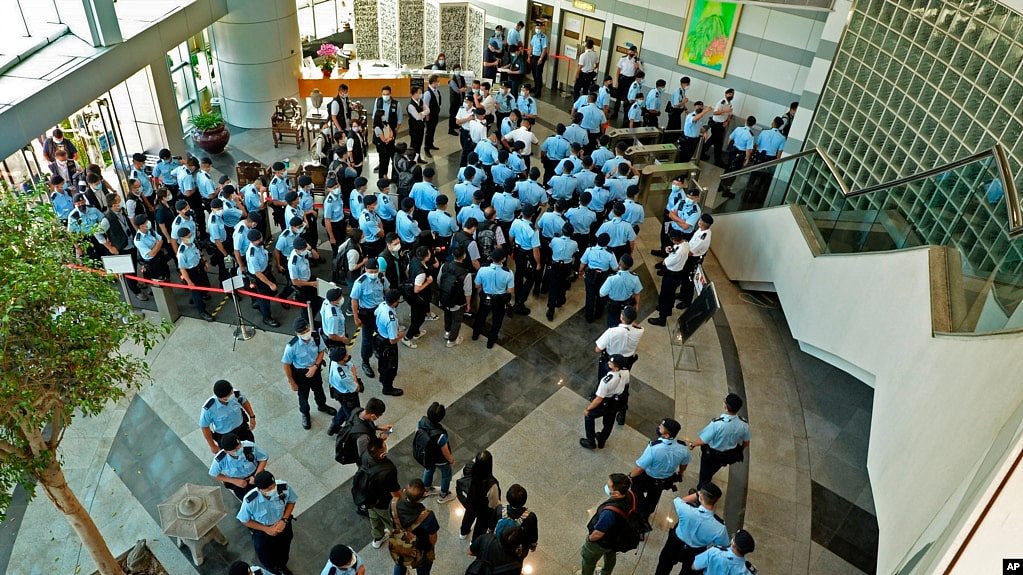 警察聚集在香港《苹果日报》总部的大厅。(2021年6月17日)