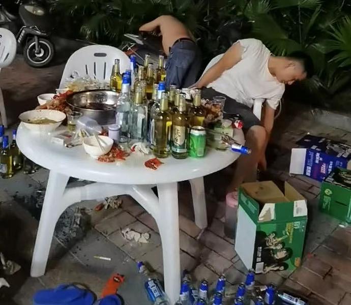 至死方休！4名猛男痛饮上百瓶啤酒后，瘫坐在椅子上不省人事（组图） - 4