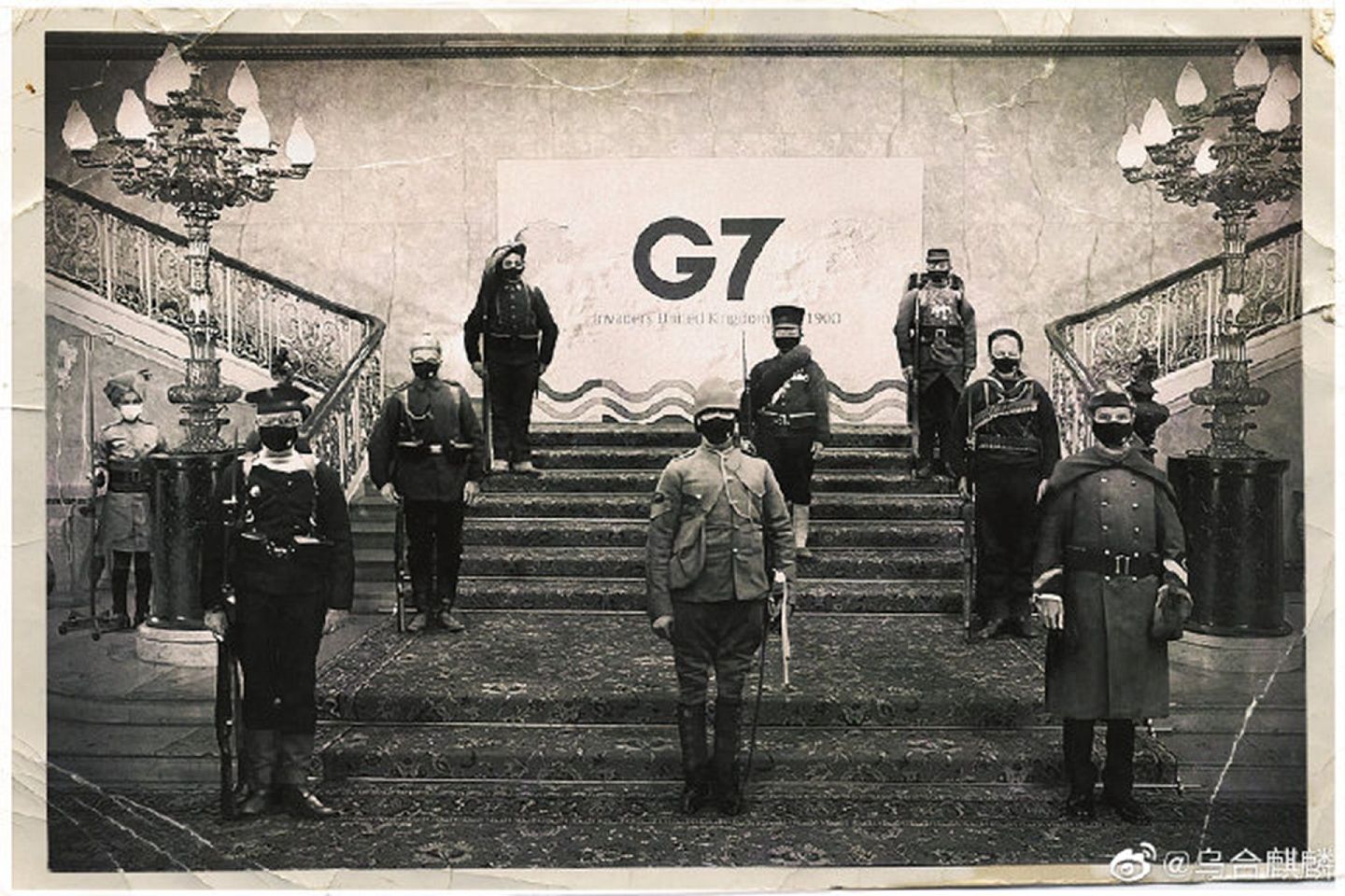 该漫画以G7峰会合影的照片为蓝本进行加工创作。（微博@乌合麒麟）