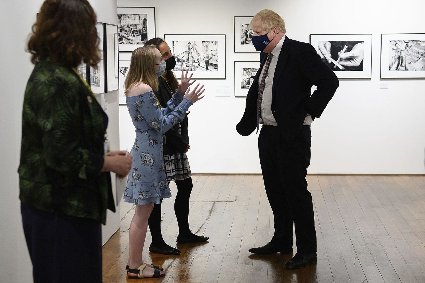 2021年6月10日，英国首相约翰逊（Boris Johnson，右）参观法尔茅斯海事博物馆。（AP）
