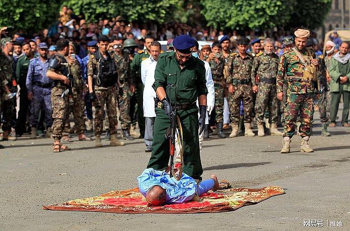公开处决！男人趴在地上，被手持AK-47的行刑者开枪打死（组图） - 2