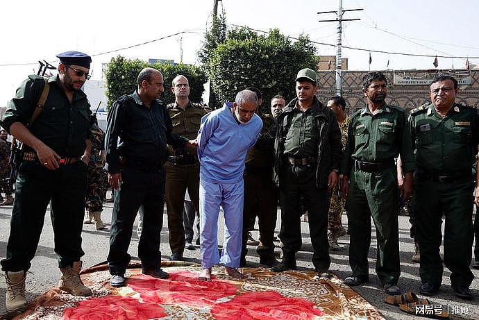 公开处决！男人趴在地上，被手持AK-47的行刑者开枪打死（组图） - 3