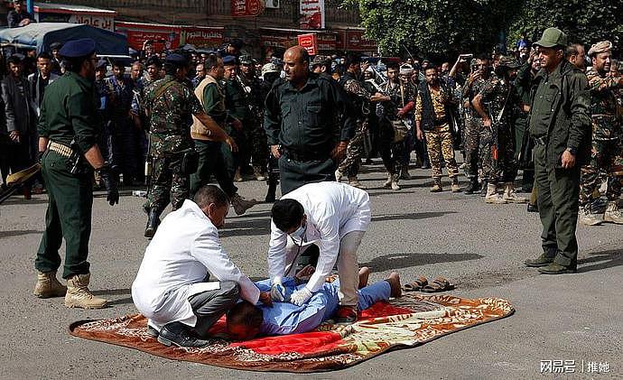 公开处决！男人趴在地上，被手持AK-47的行刑者开枪打死（组图） - 5