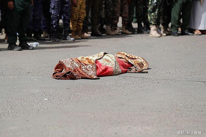 公开处决！男人趴在地上，被手持AK-47的行刑者开枪打死（组图） - 6