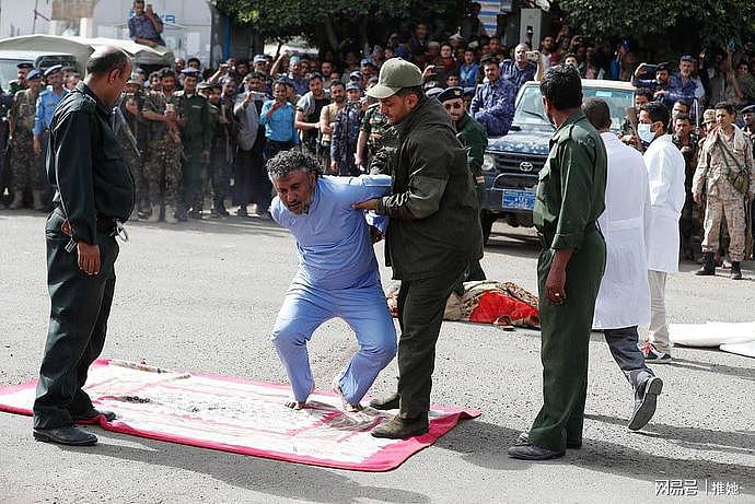 公开处决！男人趴在地上，被手持AK-47的行刑者开枪打死（组图） - 8