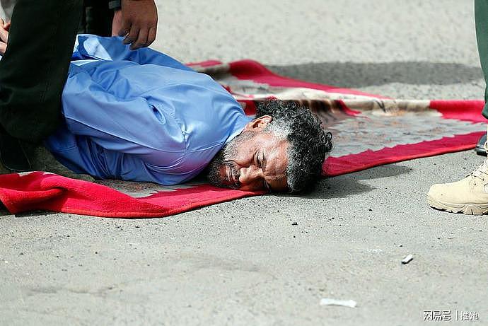 公开处决！男人趴在地上，被手持AK-47的行刑者开枪打死（组图） - 9