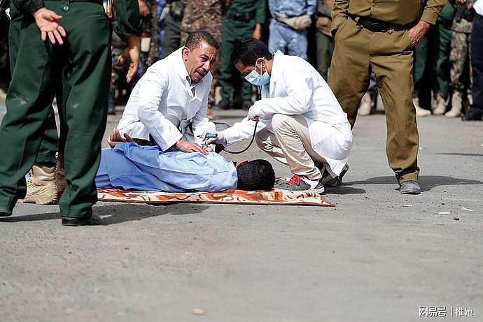 公开处决！男人趴在地上，被手持AK-47的行刑者开枪打死（组图） - 10