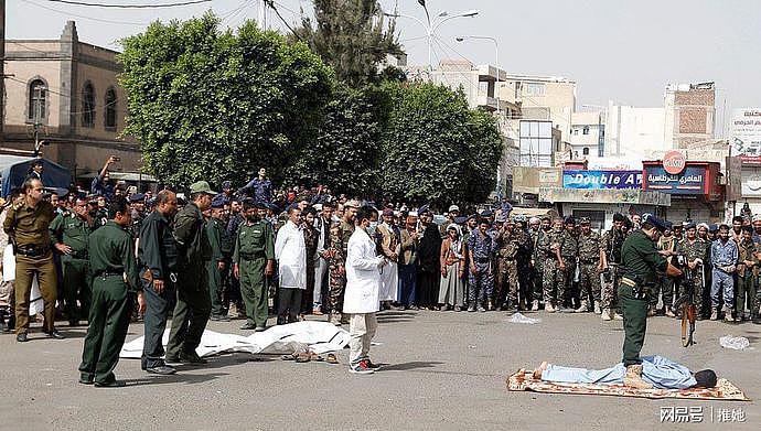公开处决！男人趴在地上，被手持AK-47的行刑者开枪打死（组图） - 11