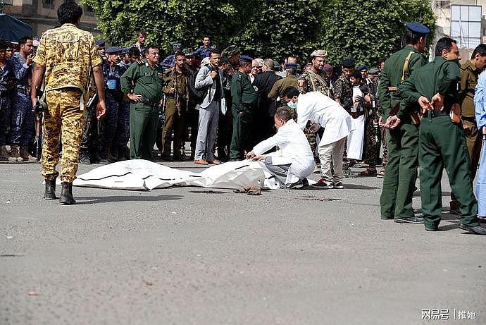 公开处决！男人趴在地上，被手持AK-47的行刑者开枪打死（组图） - 12