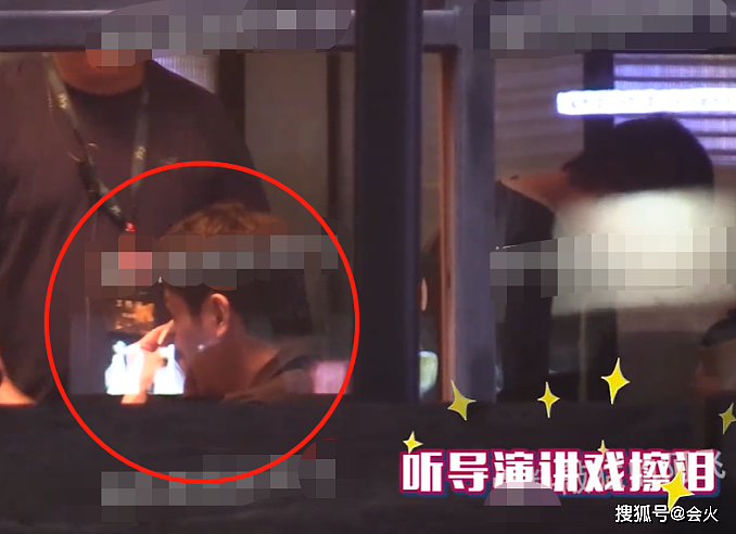 冯绍峰离婚后片场擦泪被拍，脸部法令纹明显，角落抽烟显落寞（组图） - 2