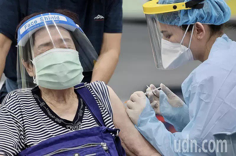 新北市汐止地区在秀峰高中体育馆设置疫苗接种站。 记者许正宏／摄影