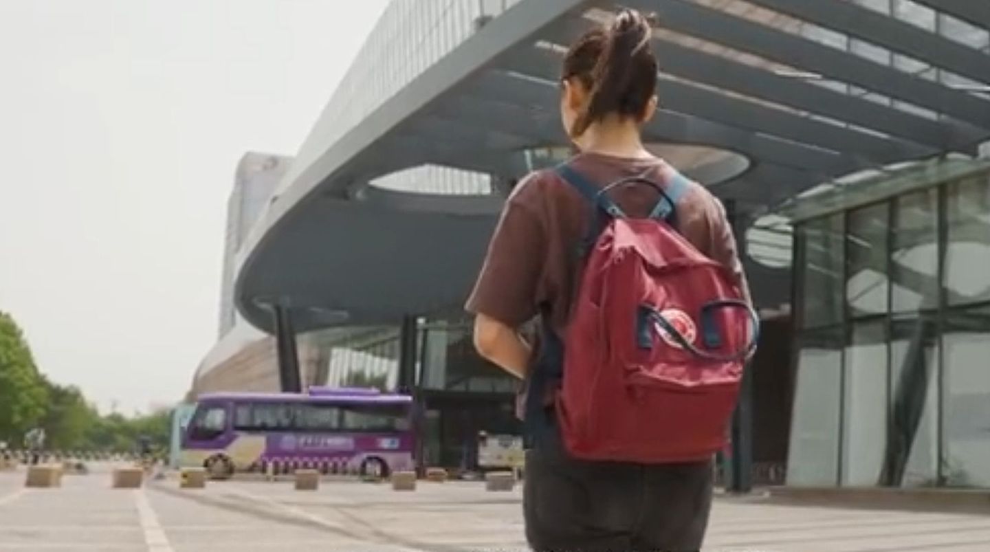 虚拟学生“华智冰”背着红色书包。（微博@清华大学）