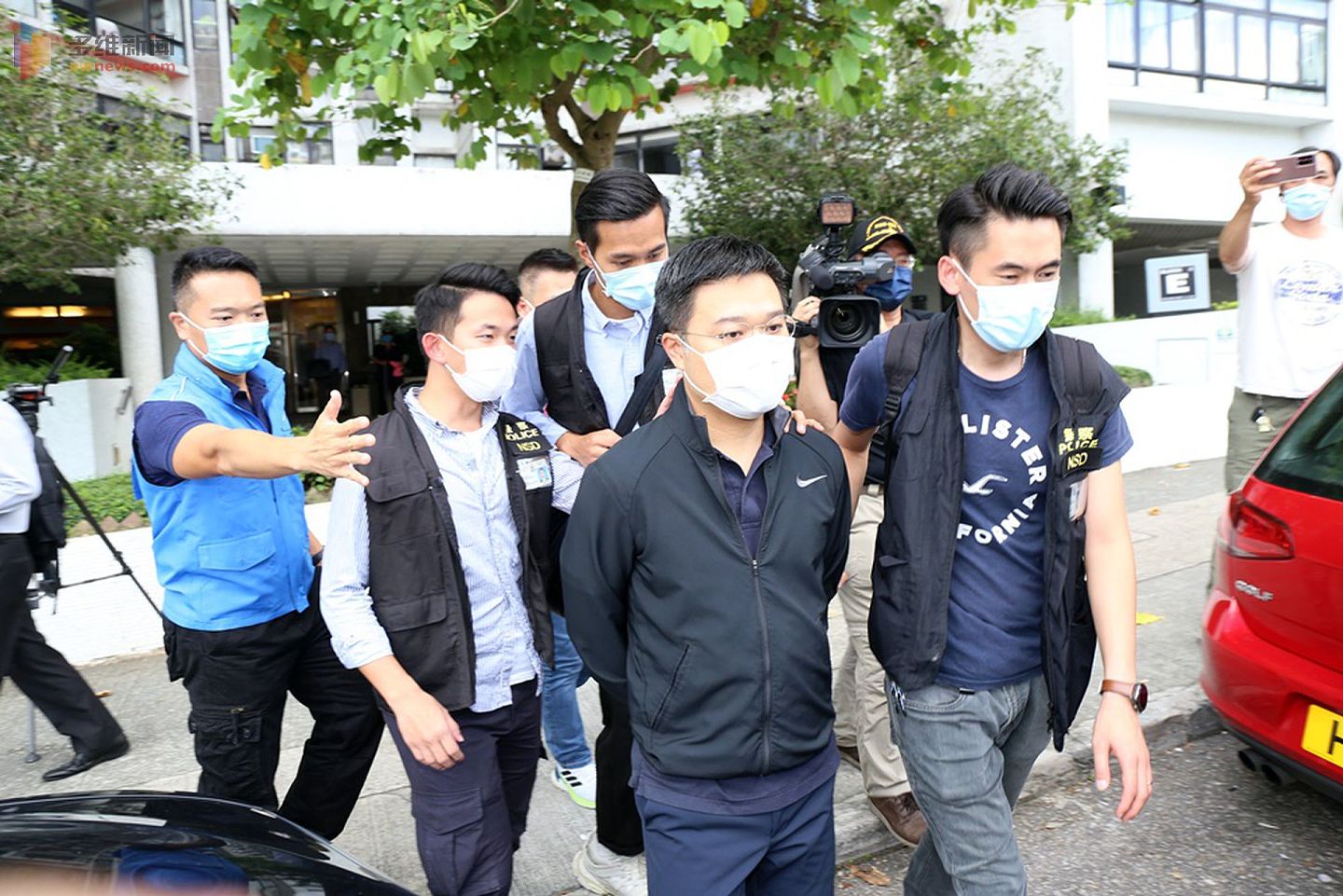 警方国安处人员押走《苹果日报》总编辑罗伟光。（HK01）