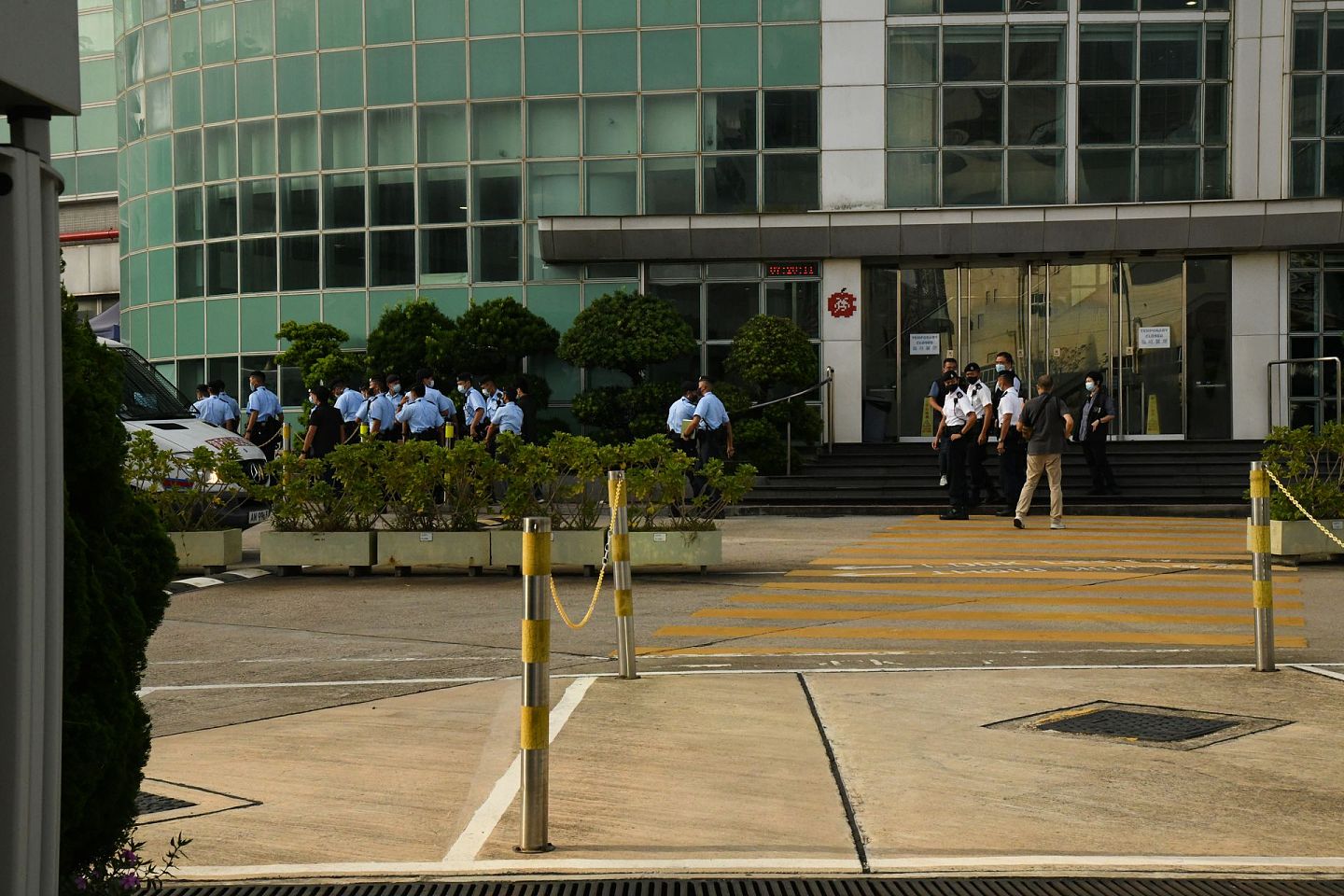 大批警员在《苹果日报》大楼外侧。（HK01）