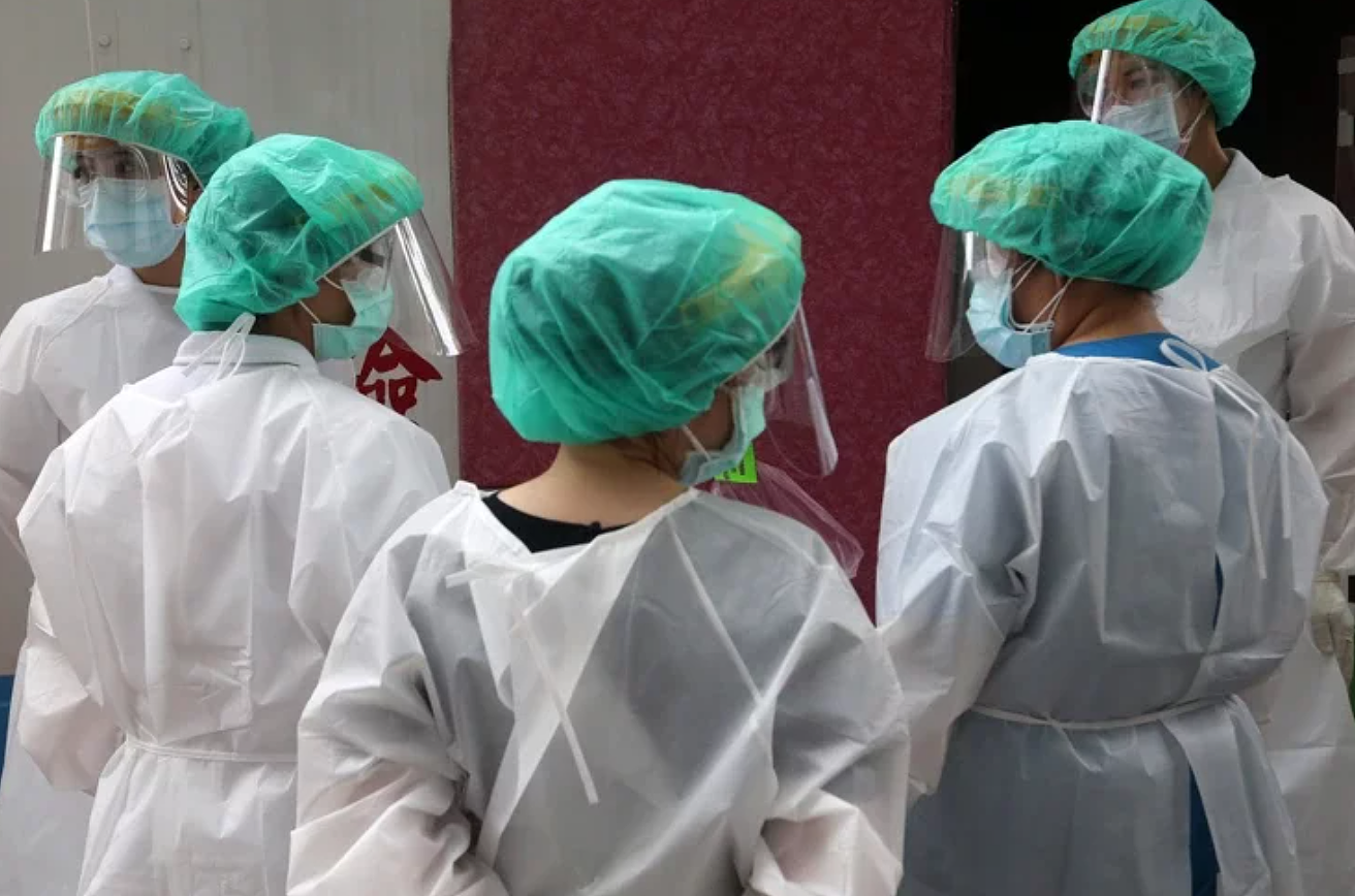 台湾一新冠确诊病患故意朝护士吐口水 县政府：已转院，状况稳定