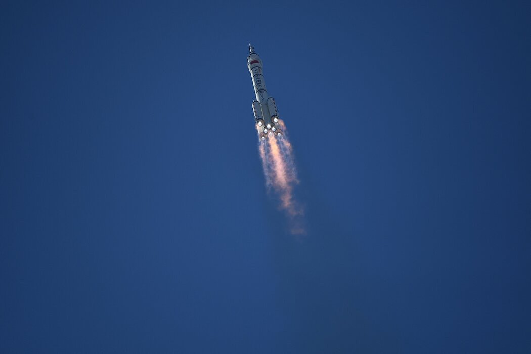 周四，火箭在一个晴朗的早晨发射升空。