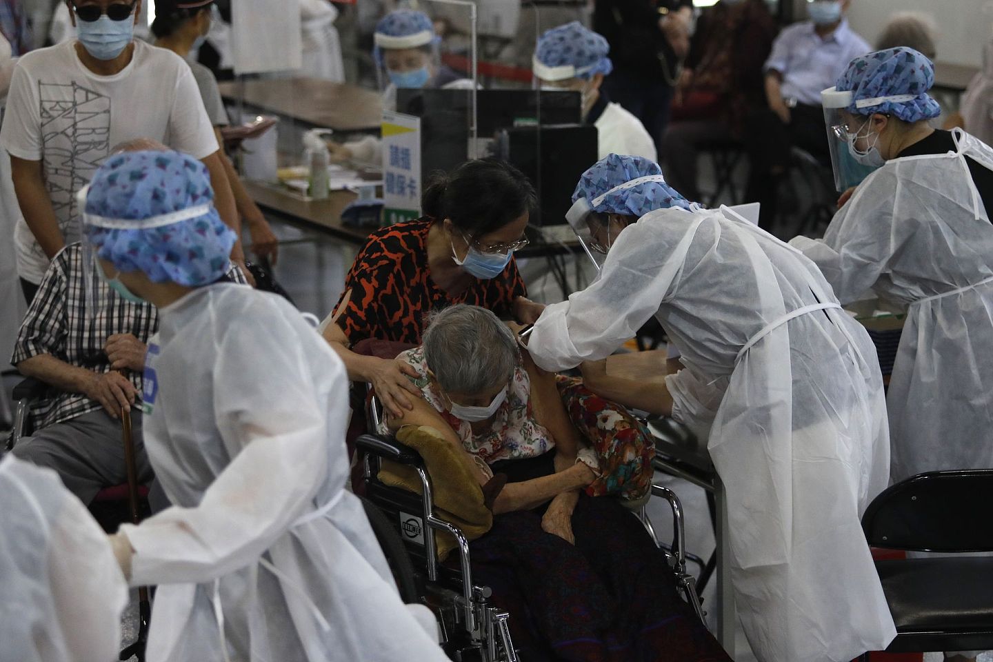 台湾疫情严重，年老民众免费施打AZ疫苗。（多维新闻）