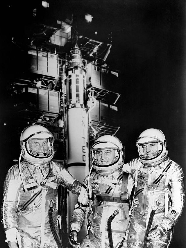 美国第一批宇航员：约翰·格勒恩（John H. Glenn, 左）, 嘎斯·格利萨姆（Virgil I. 