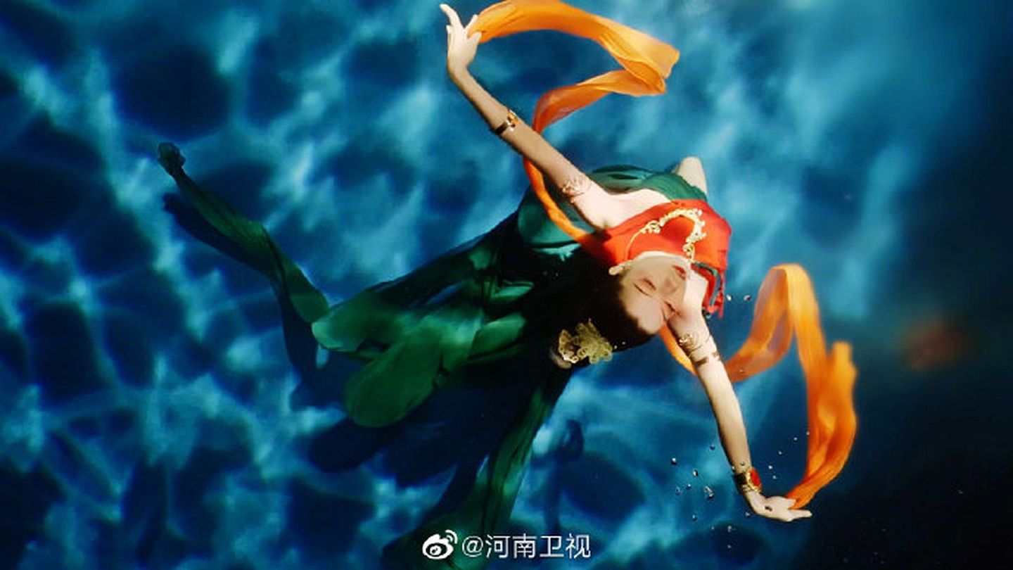 网友称赞“洛神水赋”的舞者宛如“仙女下凡”。（微博＠河南卫视）