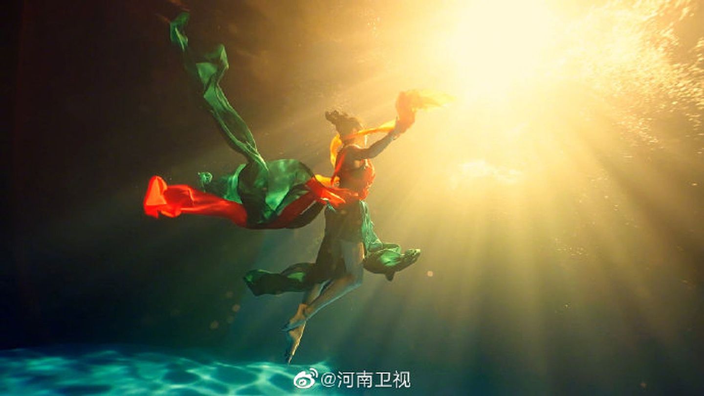 一段不到两分钟的水下中国风舞蹈视频《洛神水赋》（原名《祈》）火爆网络。（微博＠河南卫视）