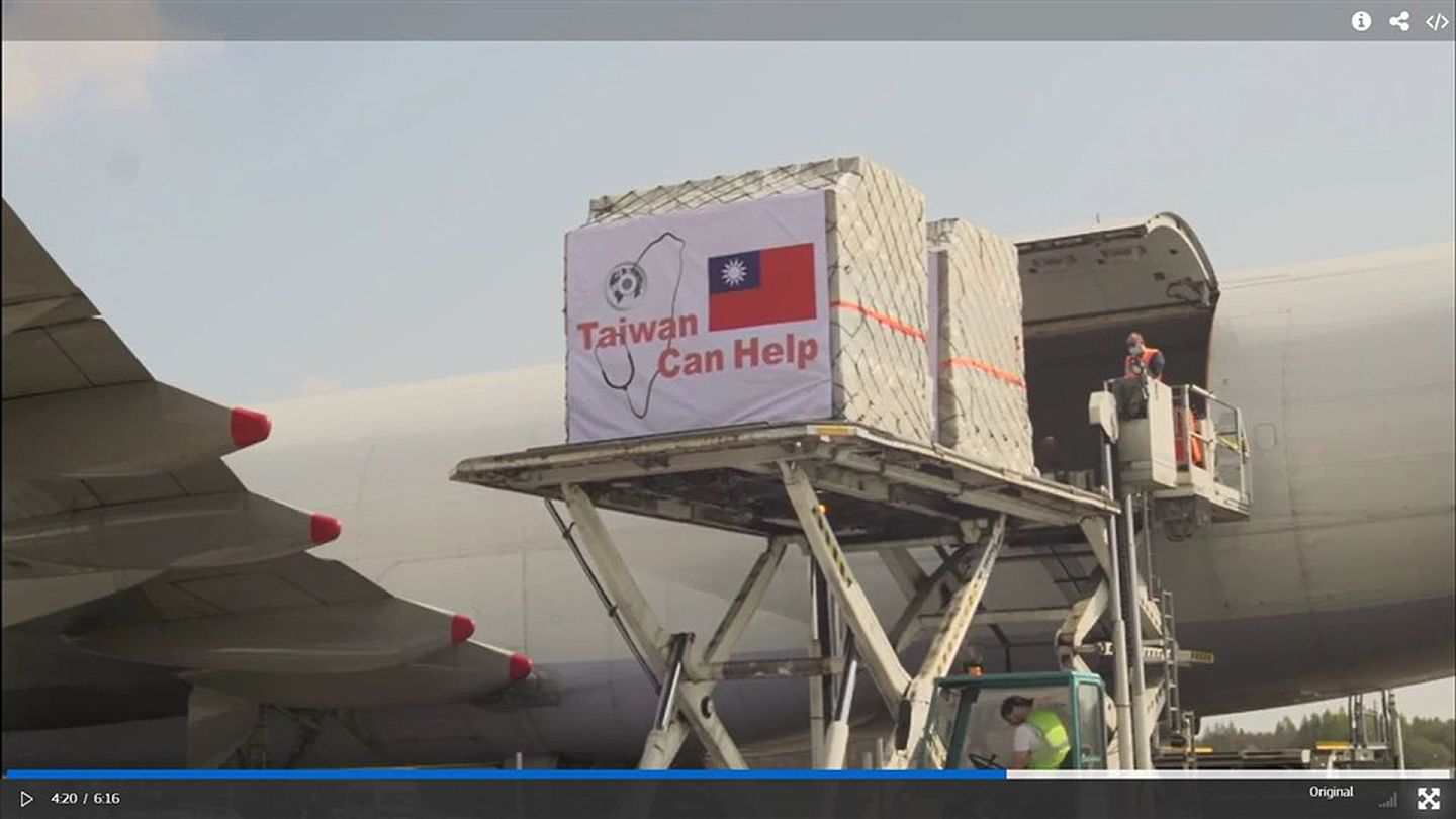 台湾捐赠欧洲口罩抵欧时，欧盟公布华航货机运载口罩抵达画面，让中华民国国旗罕见出现在欧盟官网。（欧盟官网）