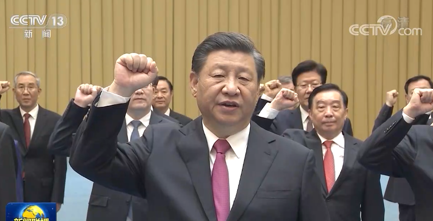 习近平带领重温入党誓词。（中国央视截图）