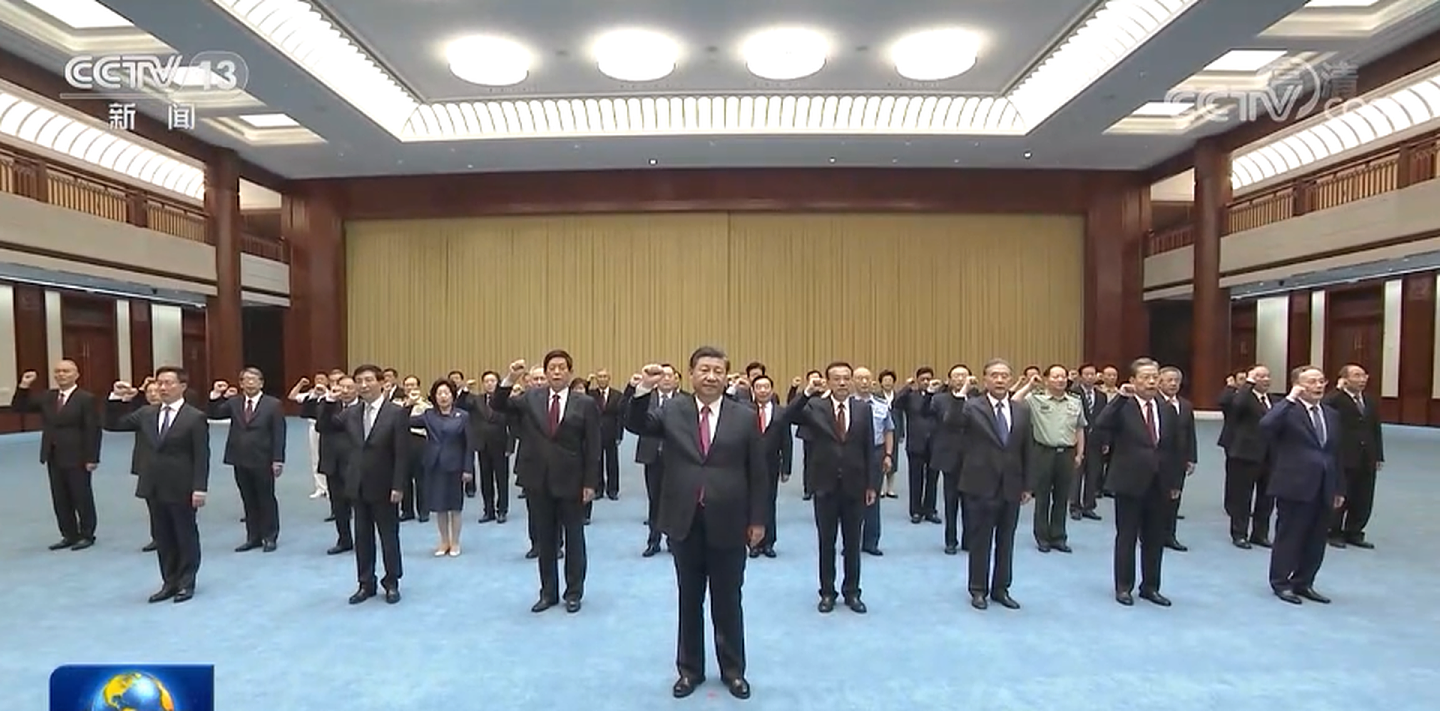 在北京的中共最高层全体成员宣誓。（中国央视截图）