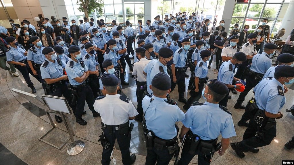 香港警察在苹果日报总部进行搜查并逮捕苹果日报高管。（2021年6月17日）