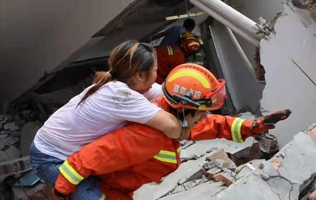 湖南一栋7层自建楼房垮塌，12人被困！已致5人死亡7人受伤（视频/组图） - 3