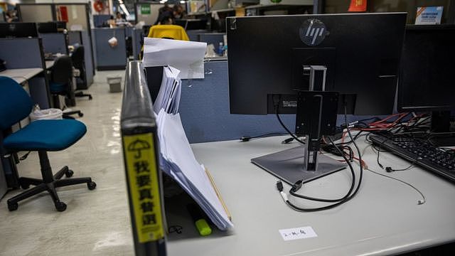 香港将军澳《苹果日报》报社内一张被警察拆走电脑的工位（17/6/2021）