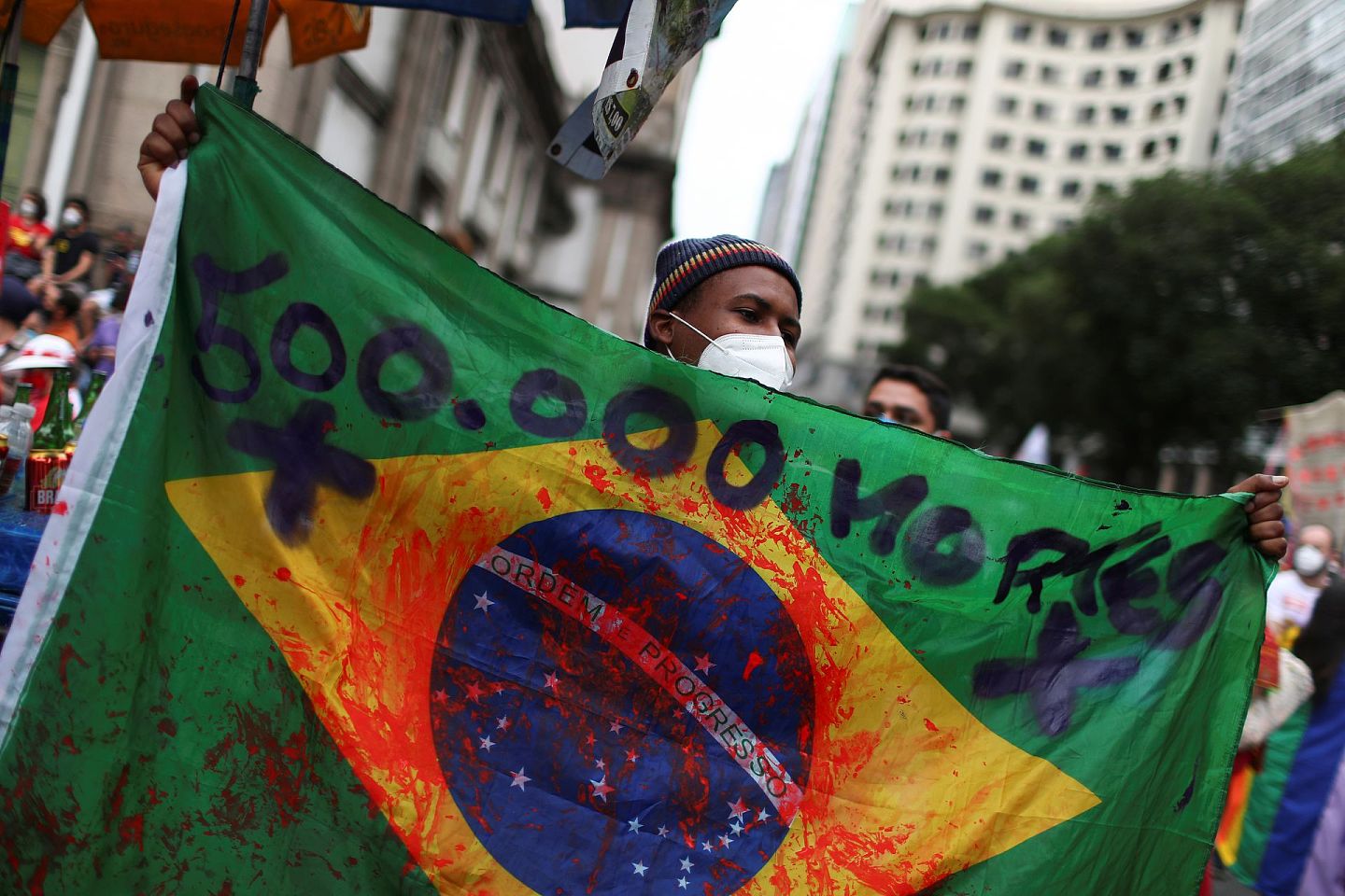 巴西死亡人数突破50万，专家警告情况或更严峻（组图） - 1