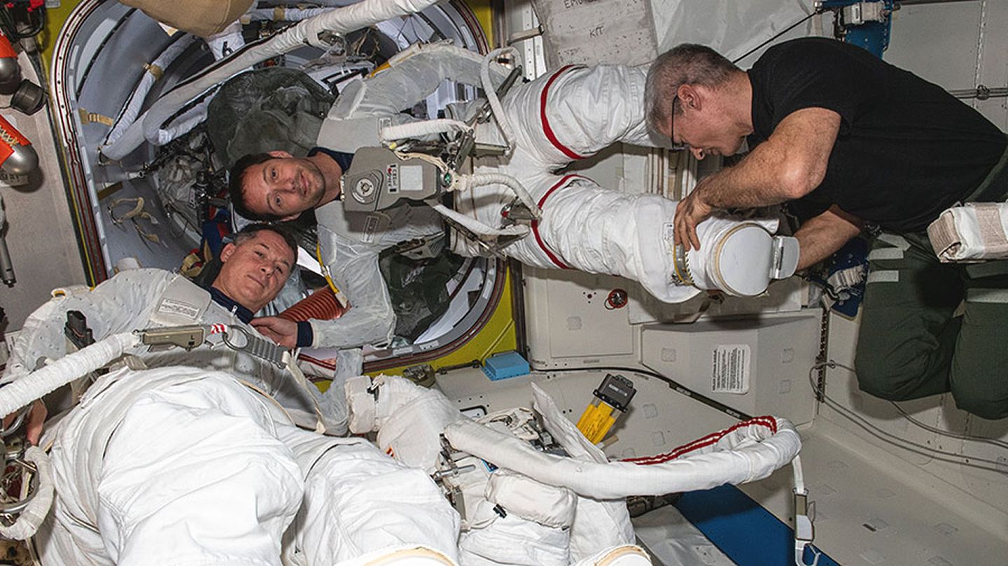 多国航天员在国际空间站里执行任务。（Twitter@International Space Station）