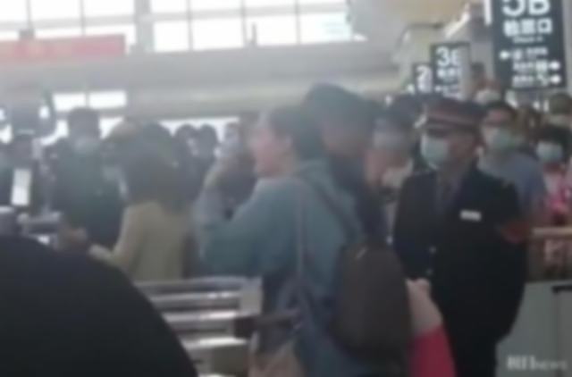 嚣张！西安北站一外籍女子拒戴口罩，还冲乘客竖中指，通报来了