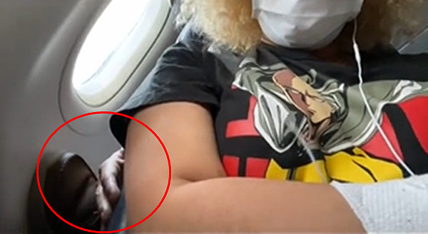 ▲▼ 美国一名18岁少女搭飞机遭后座乘客咸猪手袭胸。（图／翻摄TikTok@mobilesushibar）