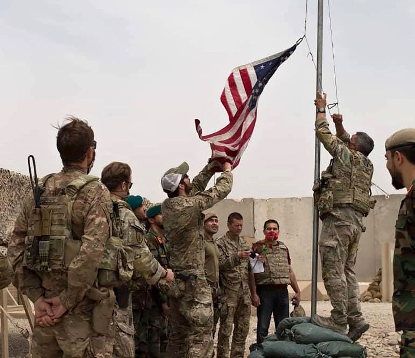 深陷阿富汗战争20年后，美国决定撤军。图为2021年5月2日，美军和阿富汗士兵参加了美国军方向阿富汗国民军的交接仪式。（AP）