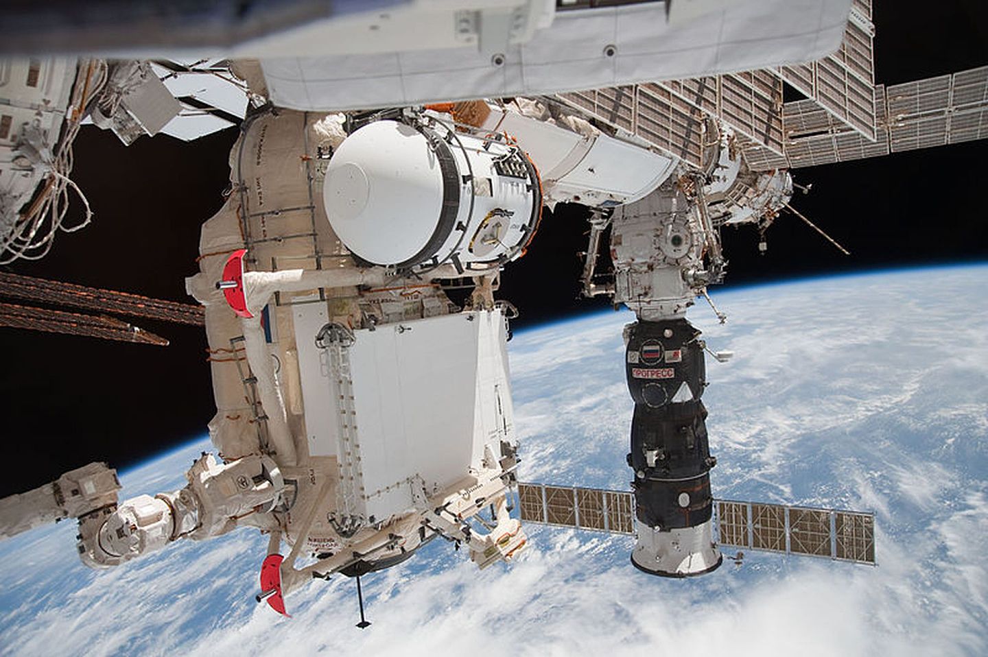 图中为ISS中连接曙光舱的黎明舱，该舱当年利用美国航天飞机运往一线。（维基百科公有领域）