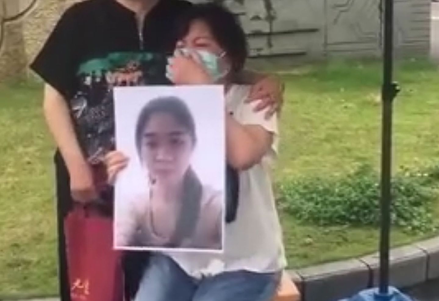 受害者家属持照片在宁波工程学院门口前哭诉。（微博@鲁国平先生）