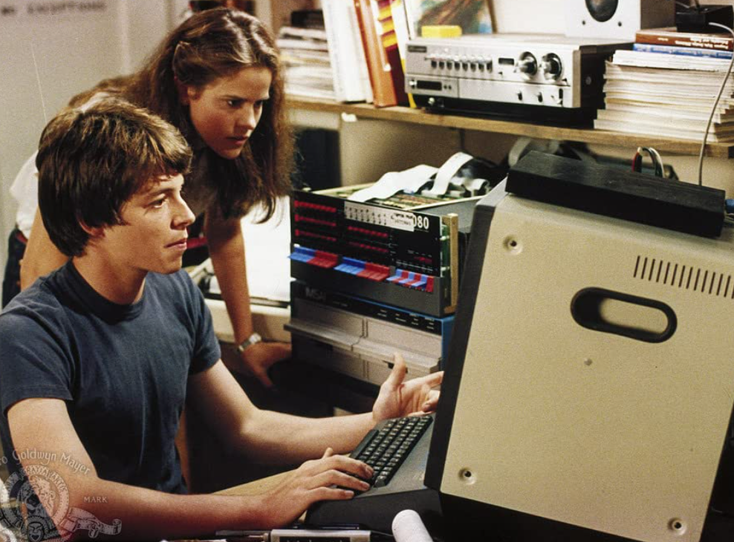 个人电脑与网际网路的发展，从1980年代肇始，此时许多影视创作，皆对科技高度发展感到忧虑，许多作品纷纷对人类与科技的未来共处感到悲观与恐惧。图为《战争游戏》中的主角使用的早期个人电脑IMSAI 8080，就轻易骇入美国国防部超级电脑中。（imdb）