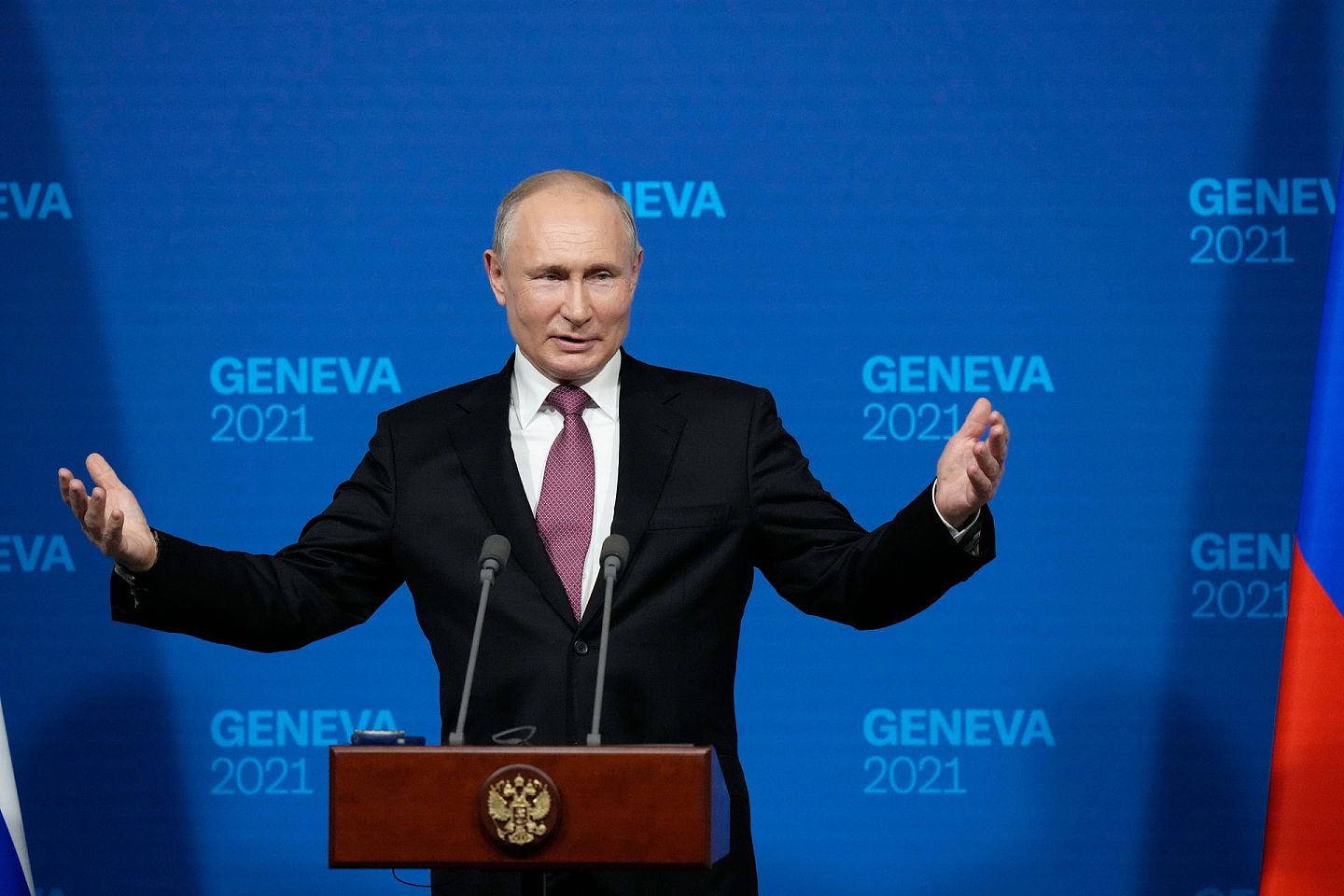 俄罗斯总统弗拉基米尔·普京于 2021 年 6 月 16 日星期三在瑞士日内瓦的“Villa la Grange”与美国总统乔·拜登会晤后在新闻发布会上发表讲话。 （美联社照片/Alexander Zemlianichenko，游泳池）