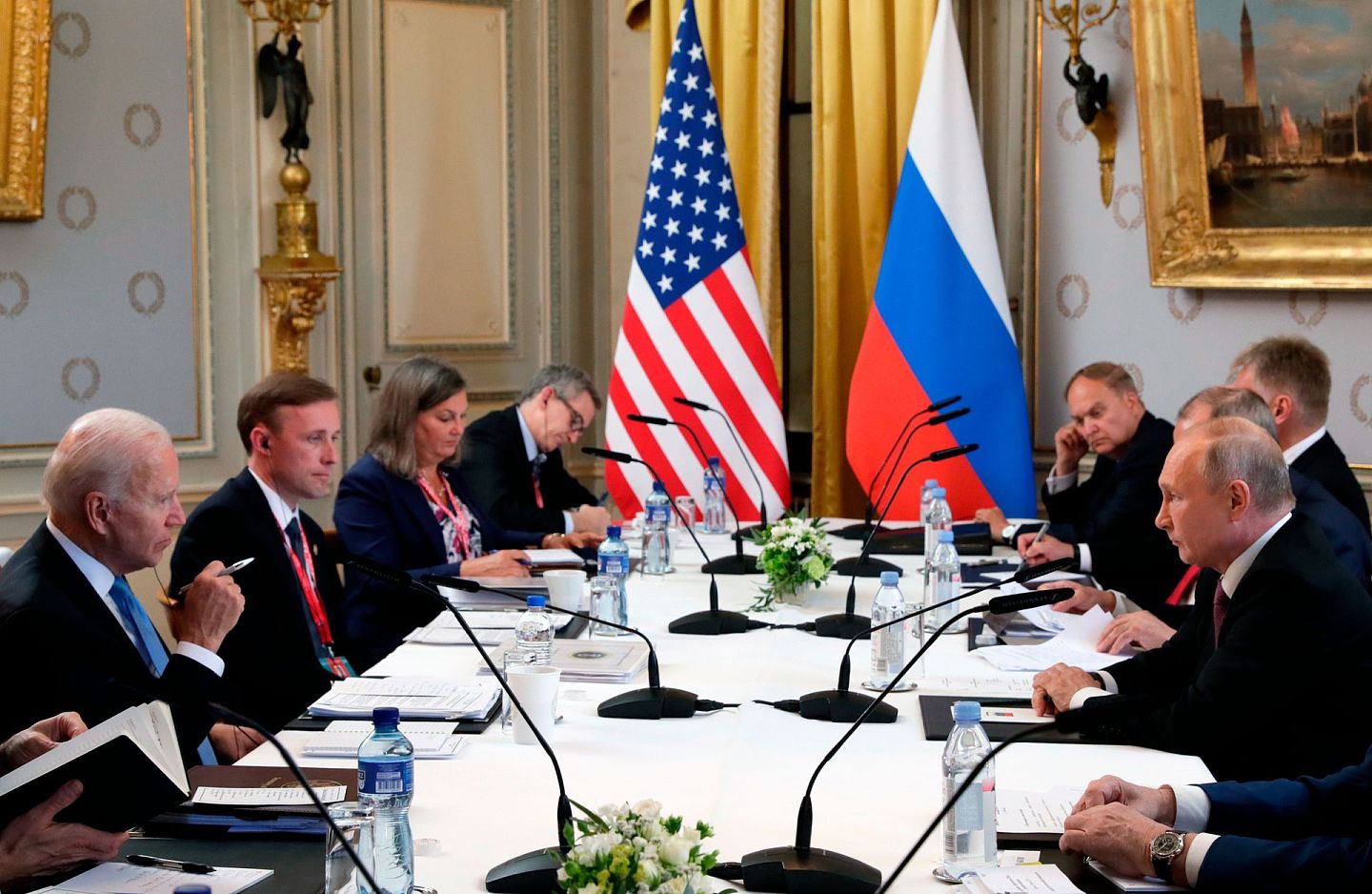 6月16日，俄罗斯总统普京（Vladimir Putin）和美国总统拜登（Joe Biden）在瑞士日内瓦的拉格兰奇别墅举行双边会晤，这是拜登上台后，首次与普京会晤。（AP）