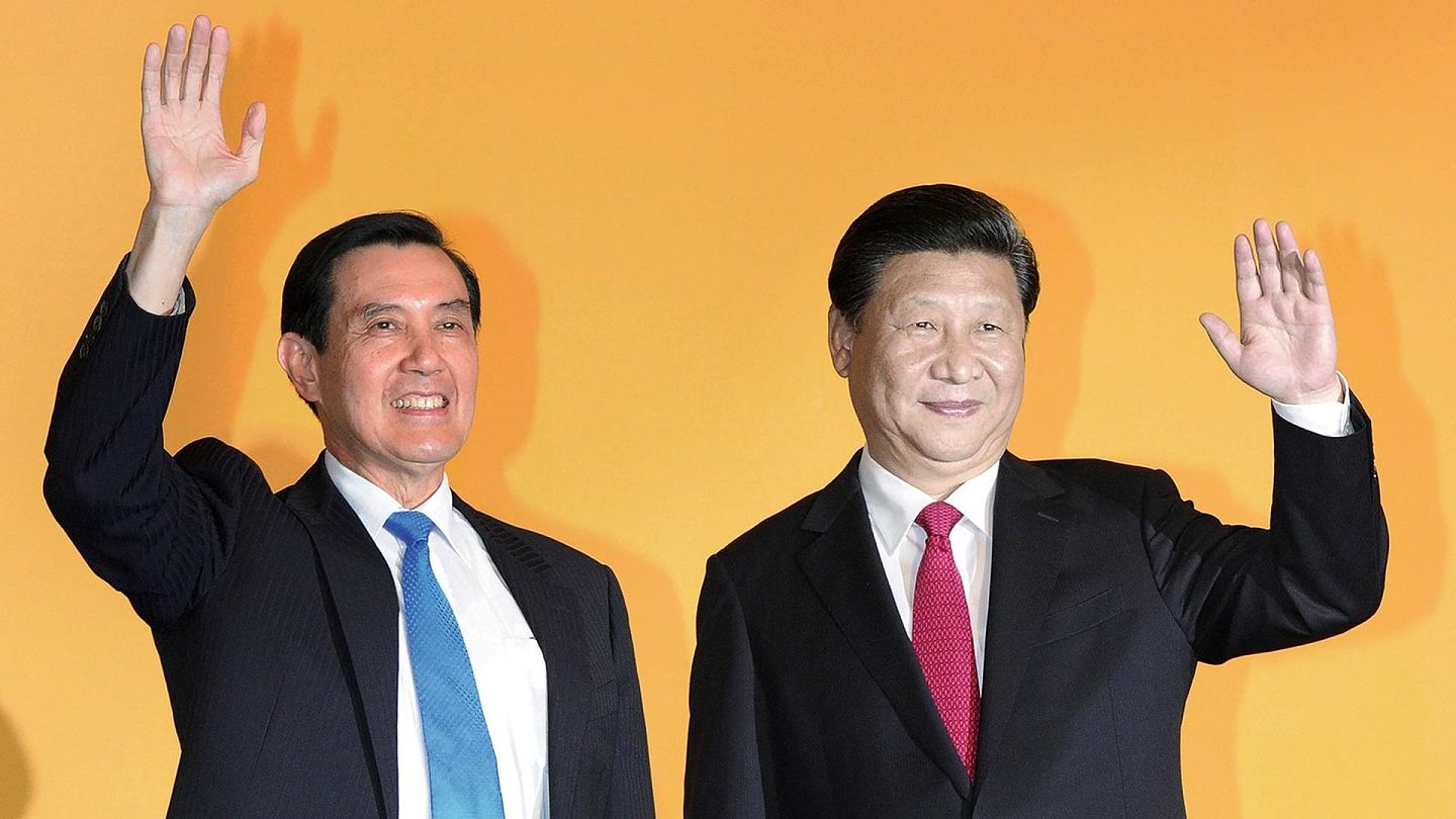 2015年“马习会”，双方确认了九二共识，也就是“一个中国，各自表述”，为两岸关系共同的政治基础，双方也同意加强两岸交流的深度与广度。（新华社）